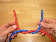 Kreuzknoten geschlagen, 1. Schritt