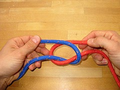 Kreuzknoten geschlagen, 2. Schritt