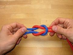 Kreuzknoten geschlagen, 3. Schritt